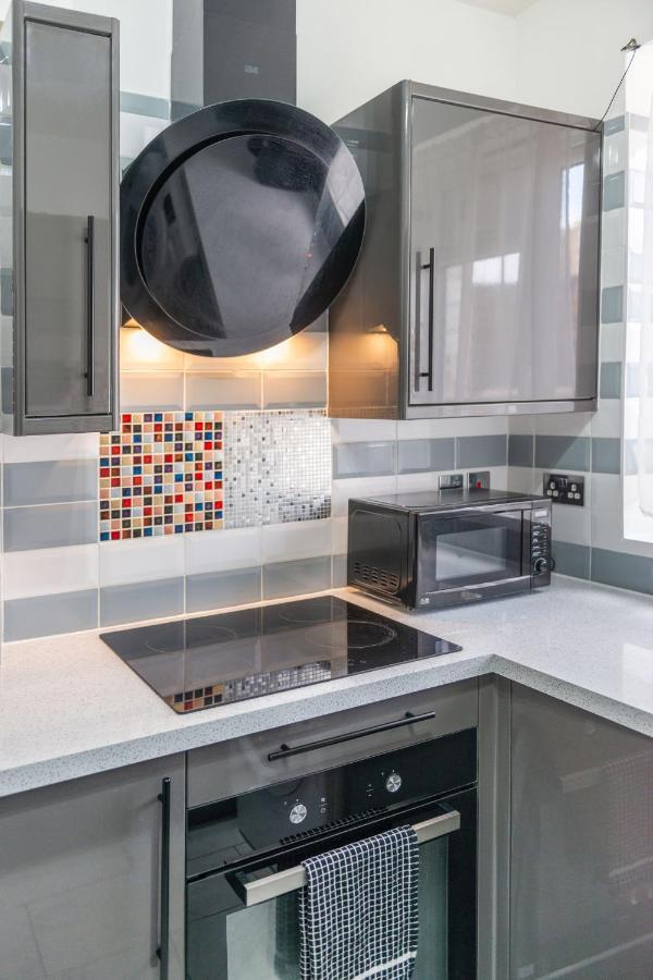 The Darlington - Stylish 1 Bedroom Apartment, 10 Minutes From The Eye Londra